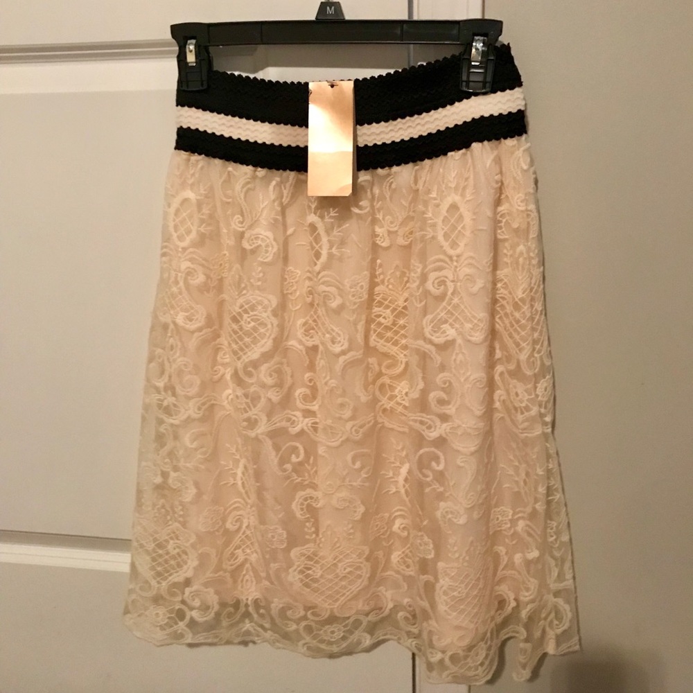 NWT ivory and black lace skirt size M